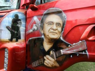 El cantante de Arkansas pintado sobre este Scania.